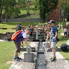 Kinder spielen auf dem Wasserspielplatz im Raumbachtal