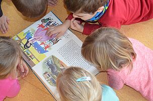 Kinder beim Lesen