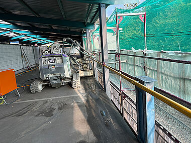 Wasserstrahlmaschine zur Beseitigung des maroden Stahlbetons im Parkhaus. Wasserstrahlmaschine zur Beseitigung des maroden Stahlbetons im Parkhaus.