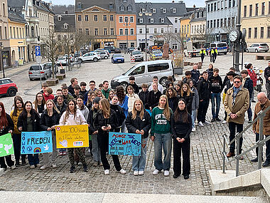 Die Schüler der Klassenstufe 9 gestalteten die Gedenkveranstaltung mit. Sie begannen mit den Ereignissen am 21. März, bildeten eine Menschenkette zum Park des Friedens.