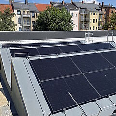 Blick auf aufgebaute PV-Anlage bei Sheddächern
