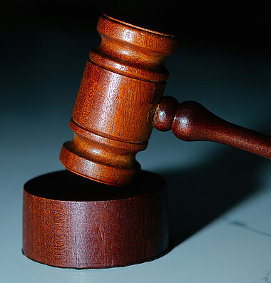 Versteigerungshammer-zum Ersten, zum Zweiten und... Versteigerungshammer-zum Ersten, zum Zweiten und...