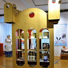 Blick auf die große Vitrine im Sonderausstellungsraum