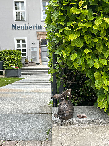 Harlekin am Neuberin-Museum.