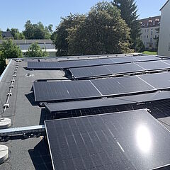 Blick vom Dach auf die PV-Anlage