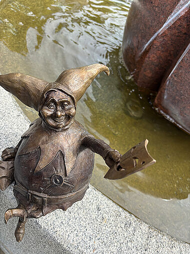 Harlekin am Postplatzbrunnen, hier startet und endet die Tour