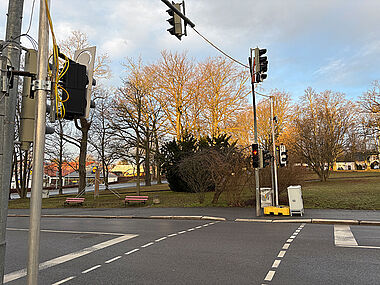 Für die Umleitungsführung wird die Erweiterung der Ampelanlage im Bereich Agnes-Löscher-Straße-Zwickauer Straße vorbereitet.