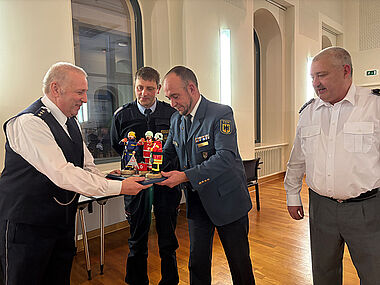 Ein Geschenk hatten auch die Freiwillige Feuerwehr, Stadtwehrleiter Thomas Weck, das THW, Ortsbeauftragter Mario Duda und Thomas Ladek, Ortsverband Mylau des DRK, Geschenke vorbereitet. Ein Geschenk hatten auch die Freiwillige Feuerwehr, Stadtwehrleiter Thomas Weck, das THW, Ortsbeauftragter Mario Duda und Thomas Ladek, Ortsverband Mylau des DRK, Geschenke vorbereitet.