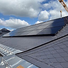 Blick auf aufgebaute PV-Anlage und neue Dacheindeckung