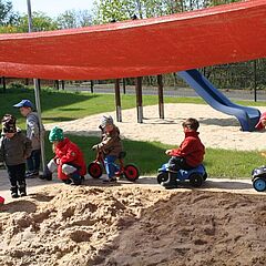 Spielende Kinder im Sandkasten