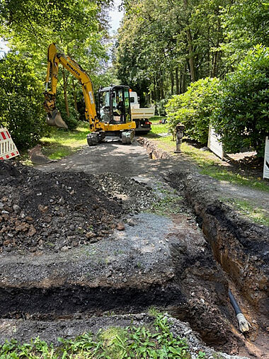 Wasserleitungsbau auf dem Hauptfriedhof.