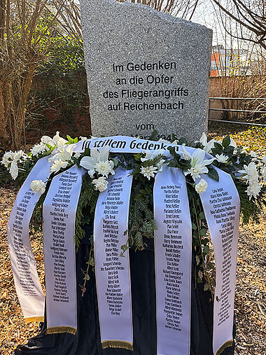 Die Bänder auf dem Gedenkstein sind mit den Namen der 161 Opfer bedruckt. Die Bänder auf dem Gedenkstein sind mit den Namen der 161 Opfer bedruckt.
