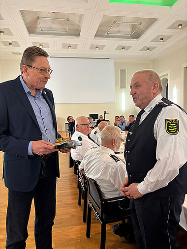 Verabschiedet wurde ein Bürgerpolizist, Polizeihauptkommissar Jonny Kasper. OB Henry Ruß bedankte sich herzlich für seine Arbeit. Verabschiedet wurde ein Bürgerpolizist, Polizeihauptkommissar Jonny Kasper. OB Henry Ruß bedankte sich herzlich für seine Arbeit.