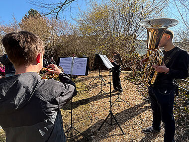Musikalisch umrahmte die Musikschulgruppe Brass’lBande das Gedenken. Musikalisch umrahmte die Musikschulgruppe Brass’lBande das Gedenken.