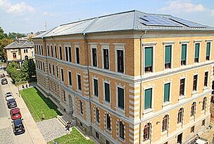 Das Foto zeigt eine Außenansicht des Gebäudes Goetheschule von oben. 