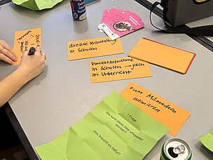 Die Jugendlichen machen sich Gedanken, wie Ihre Ideen umgesetzt werden können. Die Jugendlichen machen sich Gedanken, wie Ihre Ideen umgesetzt werden können.