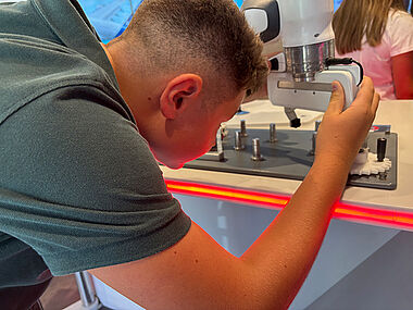 Der M+E-InfoTruck vermittelt praxisnahe Einblicke in die Welt der Metall- und Elektroindustrie.