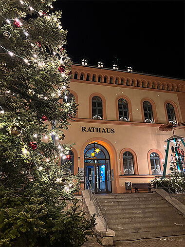 Ansicht des Rathauses zur Weihnachtszeit.