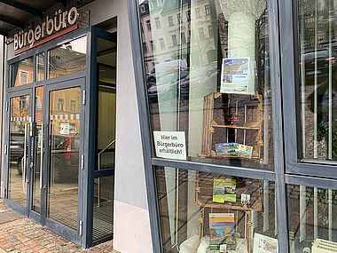 Einige Informationsmaterialien und Souvenirs sind im Schaufenster des Bürgerbüros ausgestellt. Einige Informationsmaterialien und Souvenirs sind im Schaufenster des Bürgerbüros ausgestellt.