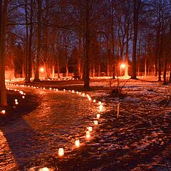 Winterzauber im Stadtpark, romatische Stimmung, die Wege sind mit zahlreichen Kerzen beleuchtet 