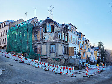 Gefahr im Verzug, Giebel zurückgebaut.