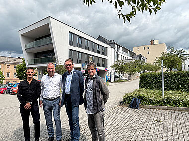 Zum Pressegespräch informierten v.l.n.r.: Urs Hufenbach-Geschäftsführer der Musikschule Vogtland, Lars Lange-Geschäftsführer Stadtwerke, OB Henry Ruß und Ekkehard Krien-Förderverein der Musikschule Vogtland Zum Pressegespräch informierten v.l.n.r.: Urs Hufenbach-Geschäftsführer der Musikschule Vogtland, Lars Lange-Geschäftsführer Stadtwerke, OB Henry Ruß und Ekkehard Krien-Förderverein der Musikschule Vogtland