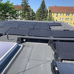 Blick vom Dach auf die PV-Anlage