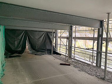 Einhausung des Arbeitsgerätes. Einhausung des Arbeitsgerätes.