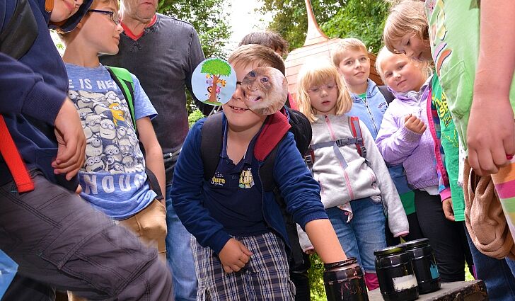 Kinder und Jugendliche bei Freizeitaktivitäten