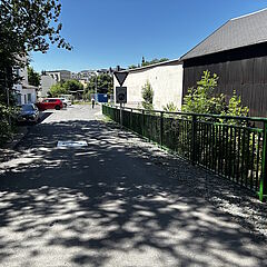 Radweg mit neuem Geländer zum Bach
