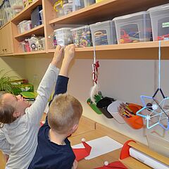 Kinder beim Basteln im Kreativraum