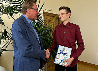 Oberbürgermeister Henry Ruß begrüßt den neuen Auszubildenden in der Stadtverwaltung Reichenbach, Elias Weichelt. Oberbürgermeister Henry Ruß begrüßt den neuen Auszubildenden in der Stadtverwaltung Reichenbach, Elias Weichelt.