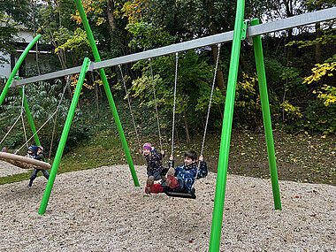 Spielplatzeinweihung, Großschaukel Spielplatzeinweihung, Großschaukel