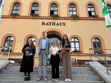 OB Henry Ruß begrüßte die beiden neuen Azubis in der Stadtverwaltung: Jasmin Moutaabbid (rechts) und Zoi Müller (2.v.r.). Außerdem gratulierte der OB Melina Seyfert (links) zur bestandenen Ausbildung als Bestattungsfachkraft.