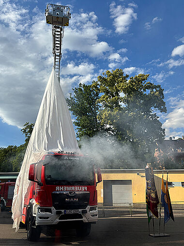 Das Feuerwehrfahrzeug HLF 20 wir d enthüllt Das Feuerwehrfahrzeug HLF 20 wir d enthüllt