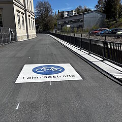 fertiggestellte Strecke mit Piktogramm und Bachgeländer fertiggestellte Strecke mit Piktogramm und Bachgeländer