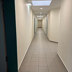 sanierter Gang mit LED-Beleuchtung
