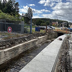 Bauaktivitäten an Bachmauer