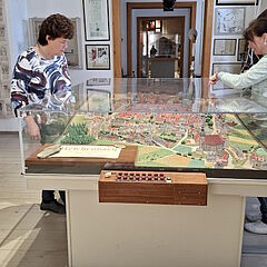 Stadtmodell von 1740 Dreidimensionales Stadtmodell von 1740 mit Besuchern
