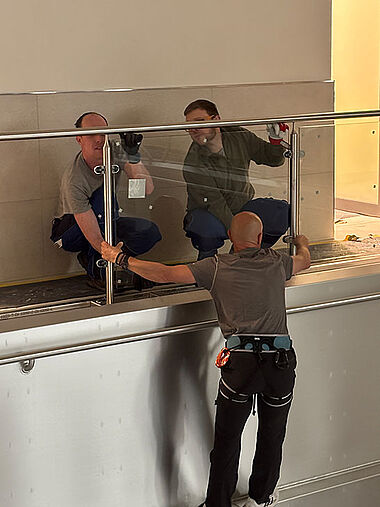 Arbeiten am Becken des Hallenbades Arbeiten am Becken des Hallenbades