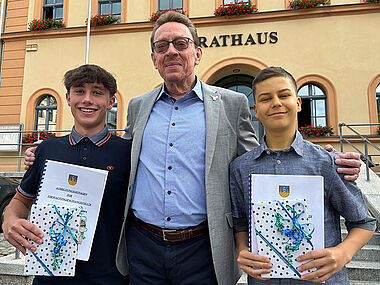 Max Morgner (l.) und Luke Höfer begannen ihre Berufsausbildung in der Stadtverwaltung.