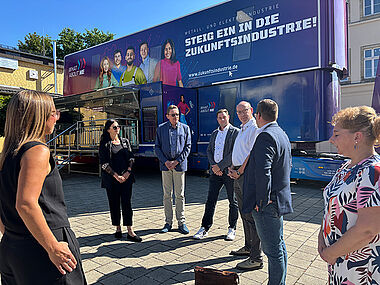 OB Henry Ruß und Mitglieder des Arbeitskreises Schule-Wirtschaft besuchten den Truck.