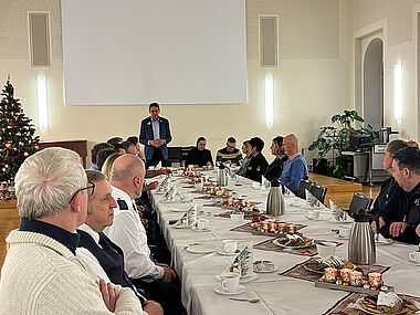 Kaffeetrinken mit Helferbehörden und -gruppen