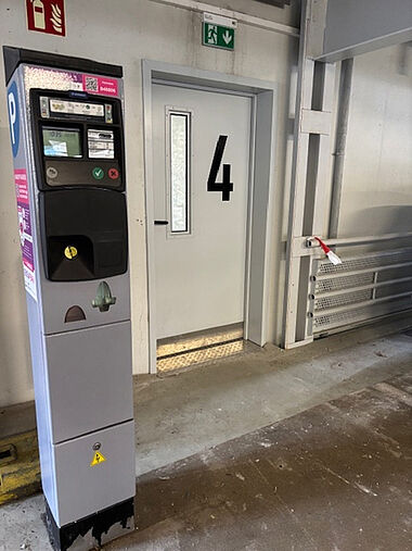 Parkautomat im Parkhaus Park des Friedens