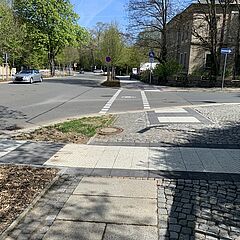 markierte Radfahrerfurten und taktiles Bodenleitsystem bei Einmündung Albertistraße