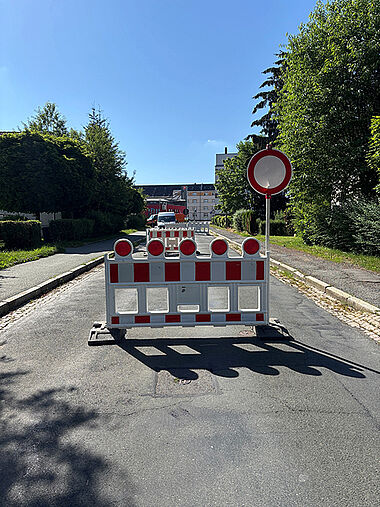 Seitens des Straßenbauamtes der Stadt wurde die Einbruchstelle jeweils 20 Meter nach oben und unten abgesperrt.