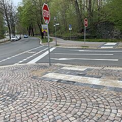 markierte Radfahrerfurten und taktiles Bodenleitsystem bei Einmündung Humboldtstraße
