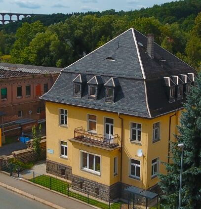 Gebäude des Kinder- und Jugendtreff Atlantis in Mylau, im Hintergrund die Göltzschtalbrücke