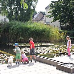 Kinder spielen am Seerosenteich Pink Pool im Angerviertel 