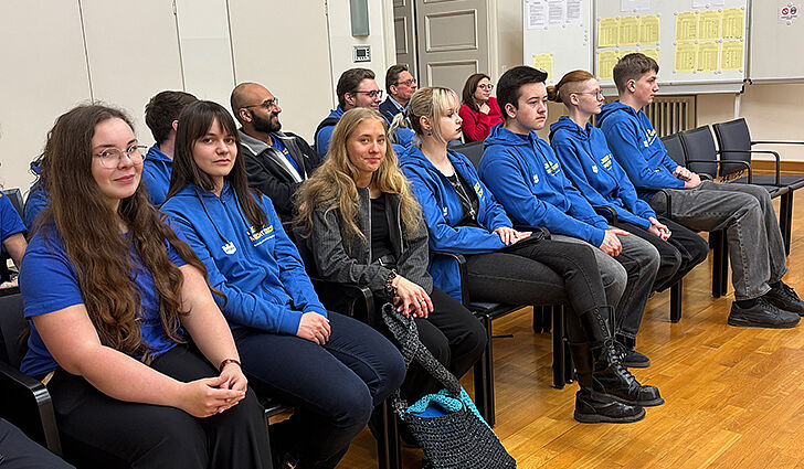 Mitglieder des Jugendbeirates warten gespannt auf das vorläufige Wahlergebnis.